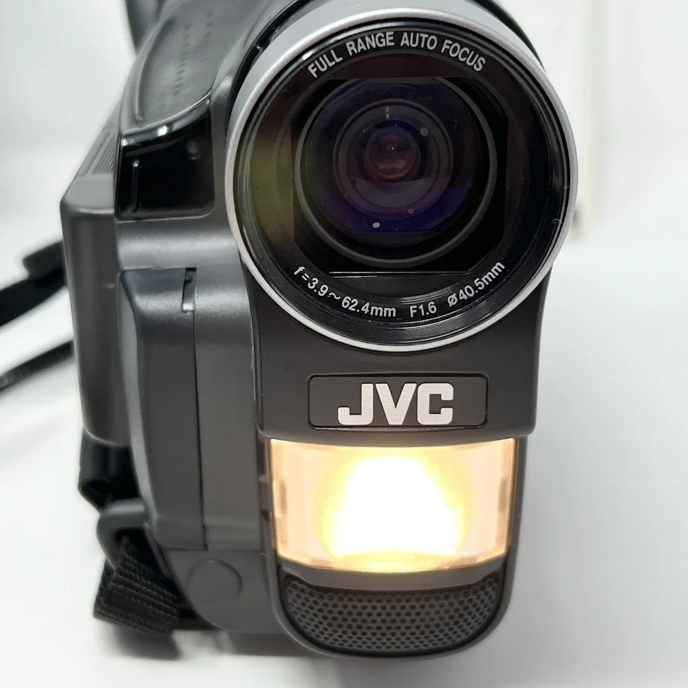 JVC Compact VHS Camcorder GR-AX841 Silver 50x Digital Zoom Case Logic Bag TESTED